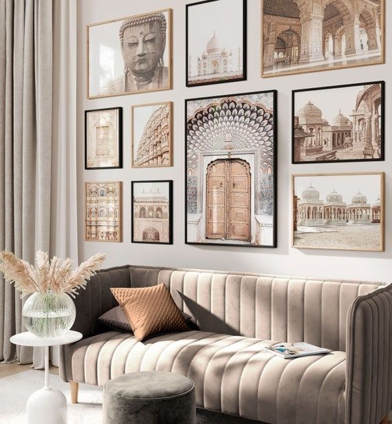Resemotiv i olika ramar på en elegant tavelvägg ovanför en soffa